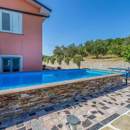 Apartma Rozi شقة كوبر